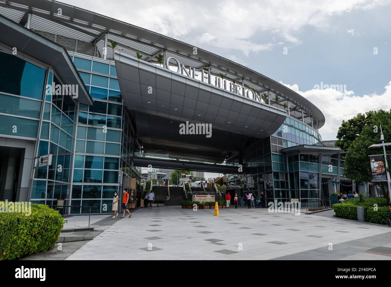 OneFullerton est un complexe commercial de deux étages avec des restaurants pour convenir à toutes les poches sur le large piéton Bayfront face à Marine Bay à Singapour. Banque D'Images
