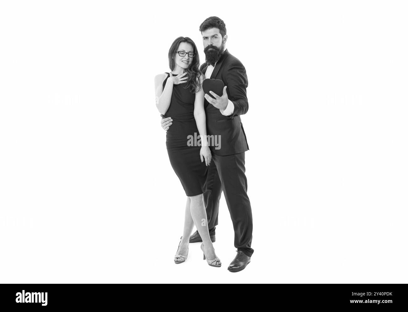 Faites-la plaisir. Bonne Saint Valentin. Culotte taille basse donnant le symbole coeur rouge amour. Heureux ensemble. Partagez des sentiments sincères. Le concept de l'amour vrai. Couple heureux Banque D'Images