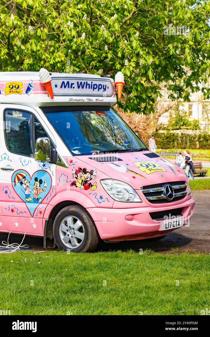 Classique uk rose mercedes mr whippy crème glacée van pakred à Bath uk Banque D'Images