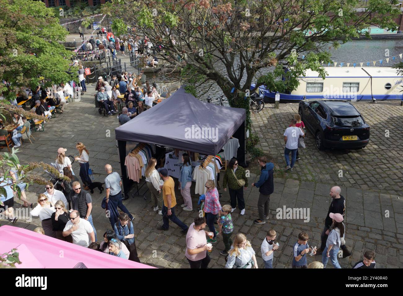 Quayside Market et festival, Victoria Quays Sheffield canal bassin Angleterre Royaume-Uni, cours d'eau britanniques, foule de gens du centre-ville urbain anglais Banque D'Images