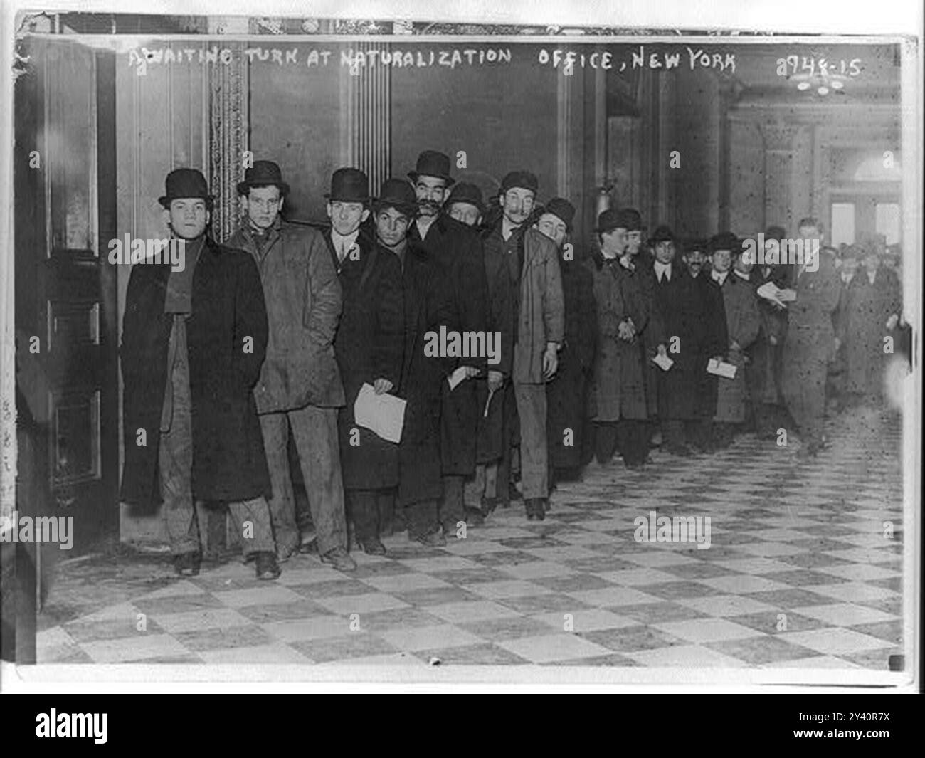 En attendant son tour à l'office de naturalisation, New York Banque D'Images