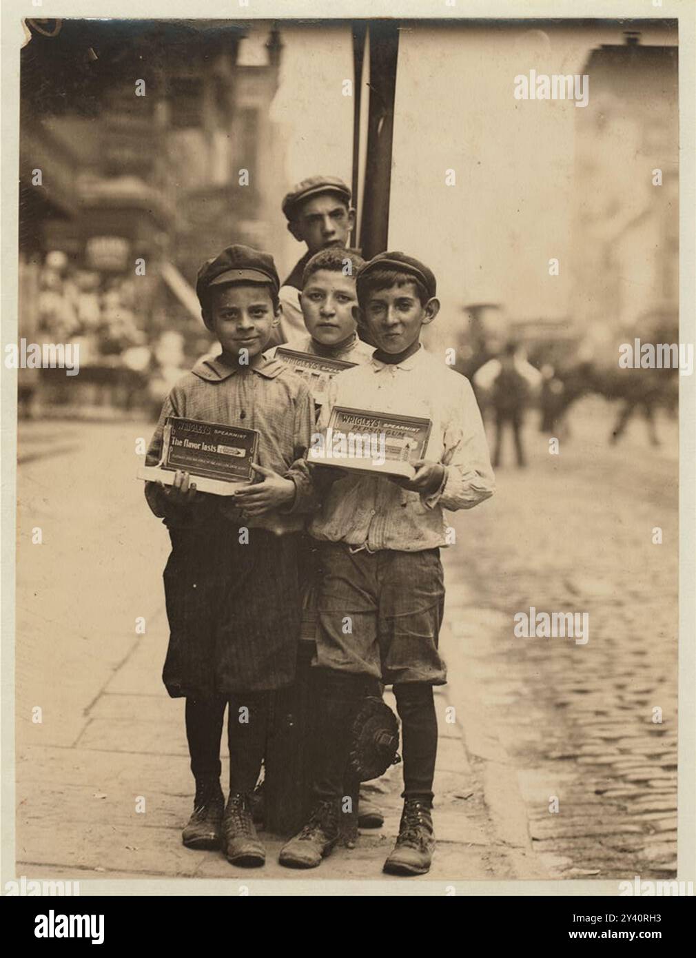 Garçons - vendeurs. Bowery. Lieu : New York, New York (État) , vendeur de rue , vendeurs de nourriture , chewing-gum , États-Unis--New York (État)--New York Banque D'Images