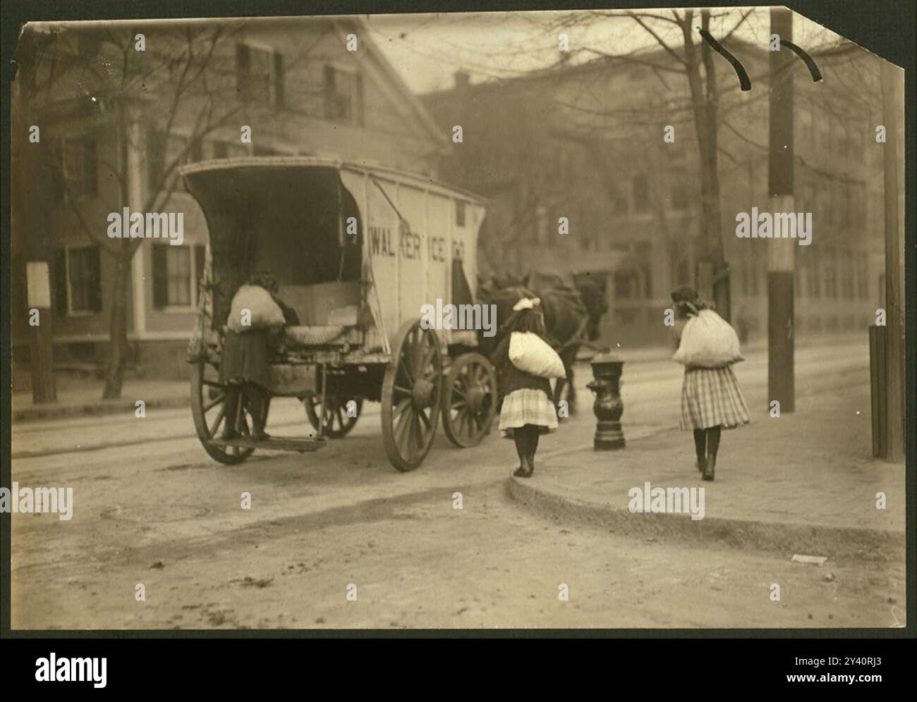 [Des filles travaillant sur un wagon à glace.] Lieu : New York, New York (État) Banque D'Images