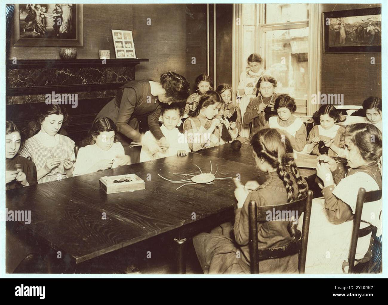 Cours de tricot, Henry Street Settlement. Lieu : New York, New York (État) Banque D'Images
