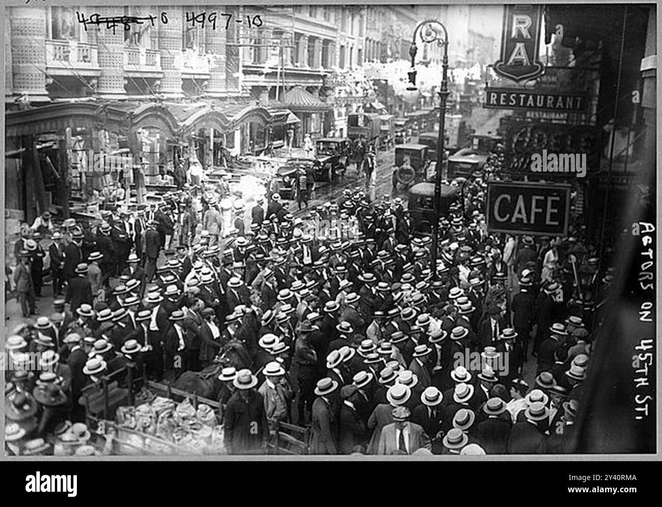 Foule d'acteurs en grève sur la 45e rue, New York. 1919 Banque D'Images