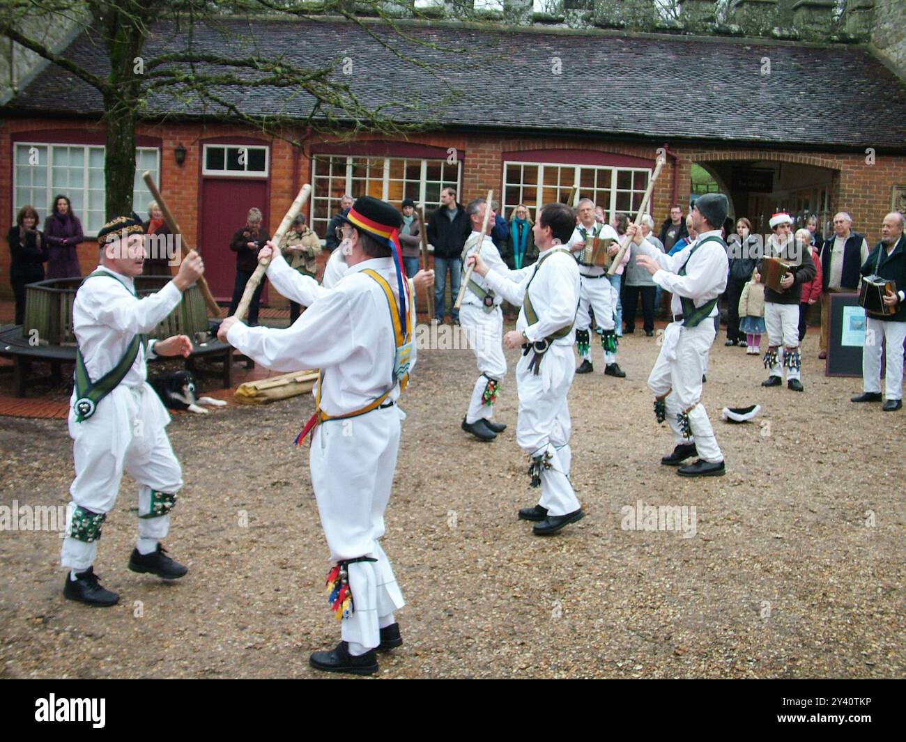 Morris Men dansant un jour d'hiver froid dans le cadre des célébrations de Noël dans la cour de l'hôtel Spread Eagle à Stourton Wiltshire Banque D'Images