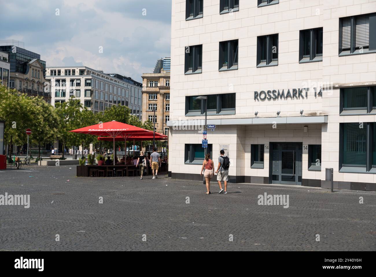 Francfort-sur-le-main, Hesse - Allemagne - 07 23 2018: Touristes et habitants marchant dans les rues du centre-ville Banque D'Images