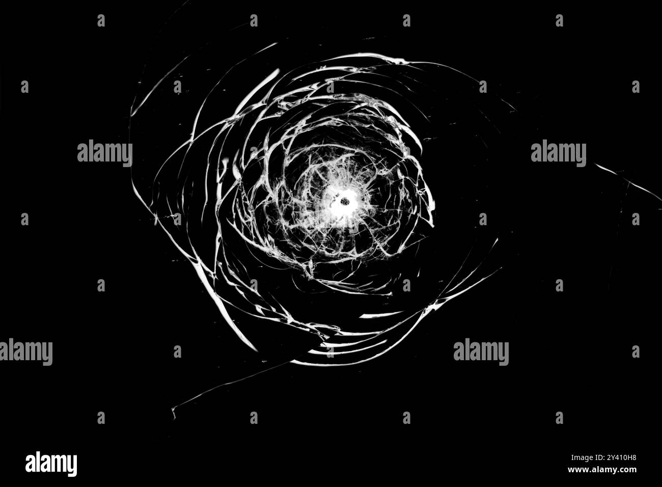 Texture de verre brisé sur un fond noir. Banque D'Images