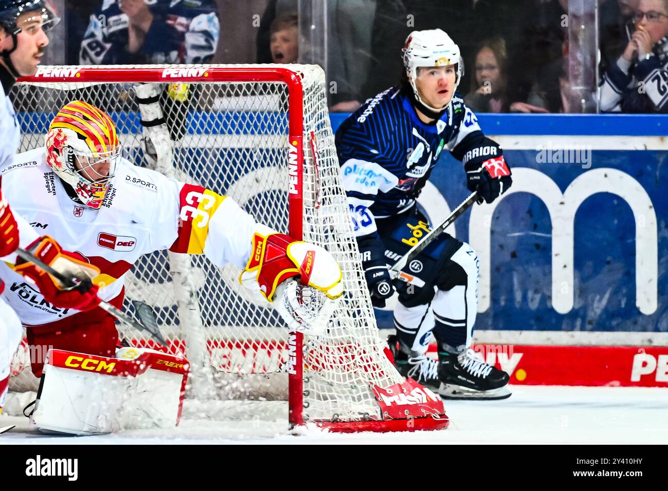 Manuel Alberg (Iserlohn Roosters, #63) Nikita Quapp (Duesseldorfer EG, #33), GER, Iserlohn Roosters v. Düsseldorfer EG, Eishockey, Testspiel, Spielzeit 2023/2024, 15.09.2024, Foto : Jonas Brockmann/Eibner-Pressefoto Banque D'Images