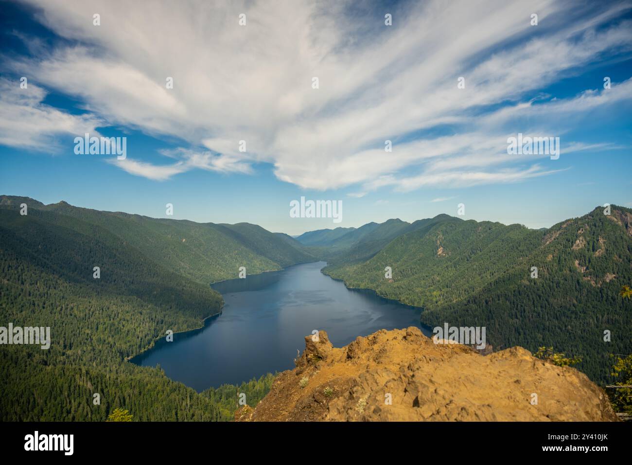 Vue sur le lac Crescent depuis le sommet du mont Storm King Banque D'Images