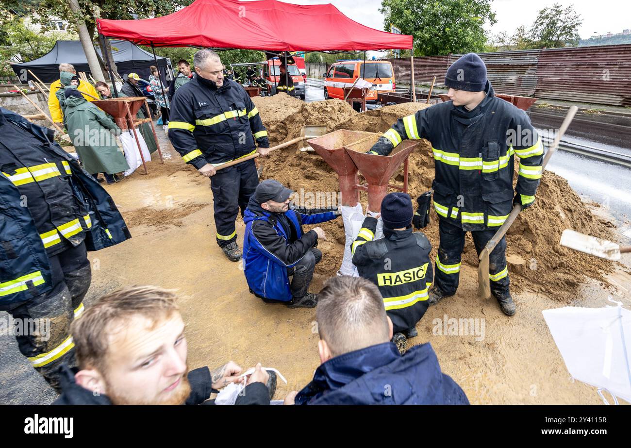 Olsinky, République tchèque. 15 septembre 2024. Les pompiers construisent des barrières mobiles contre les inondations à partir de sacs de sable en raison des inondations de l'Elbe lors des fortes pluies à Olsinky, dans la région d'Usti nad Labem, en République tchèque, le 15 septembre 2024. Crédit : Vojtech Hajek/CTK photo/Alamy Live News Banque D'Images