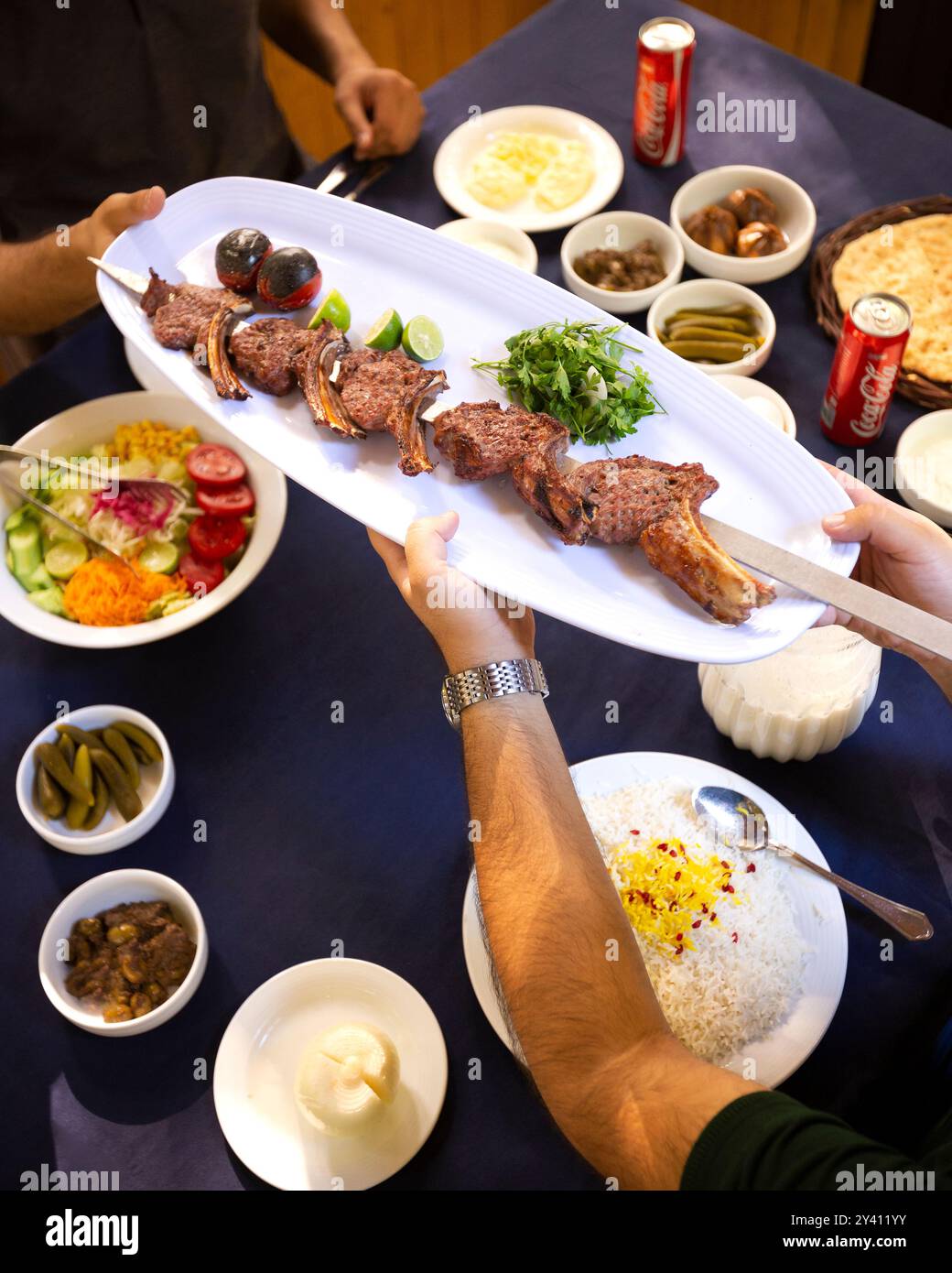 Regardez de plus près les côtelettes d'agneau grillées garnies d'herbes fraîches et de légumes carbonisés Banque D'Images