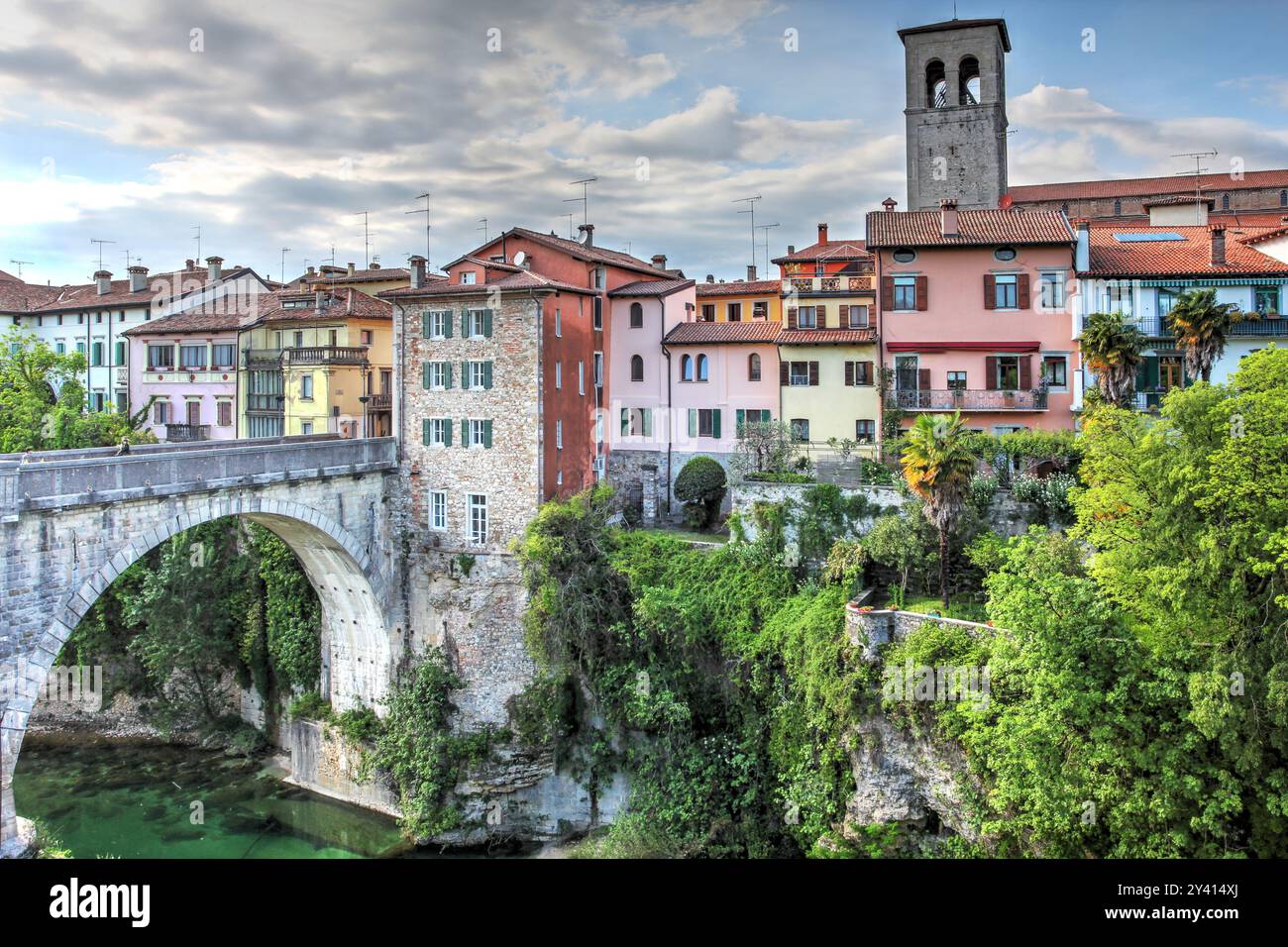 Vue panoramique de Ponte del Diavolo (Pont du Diable) sur la rivière Natisone à Cividale del Friuli, province d'Udine, Italie Banque D'Images