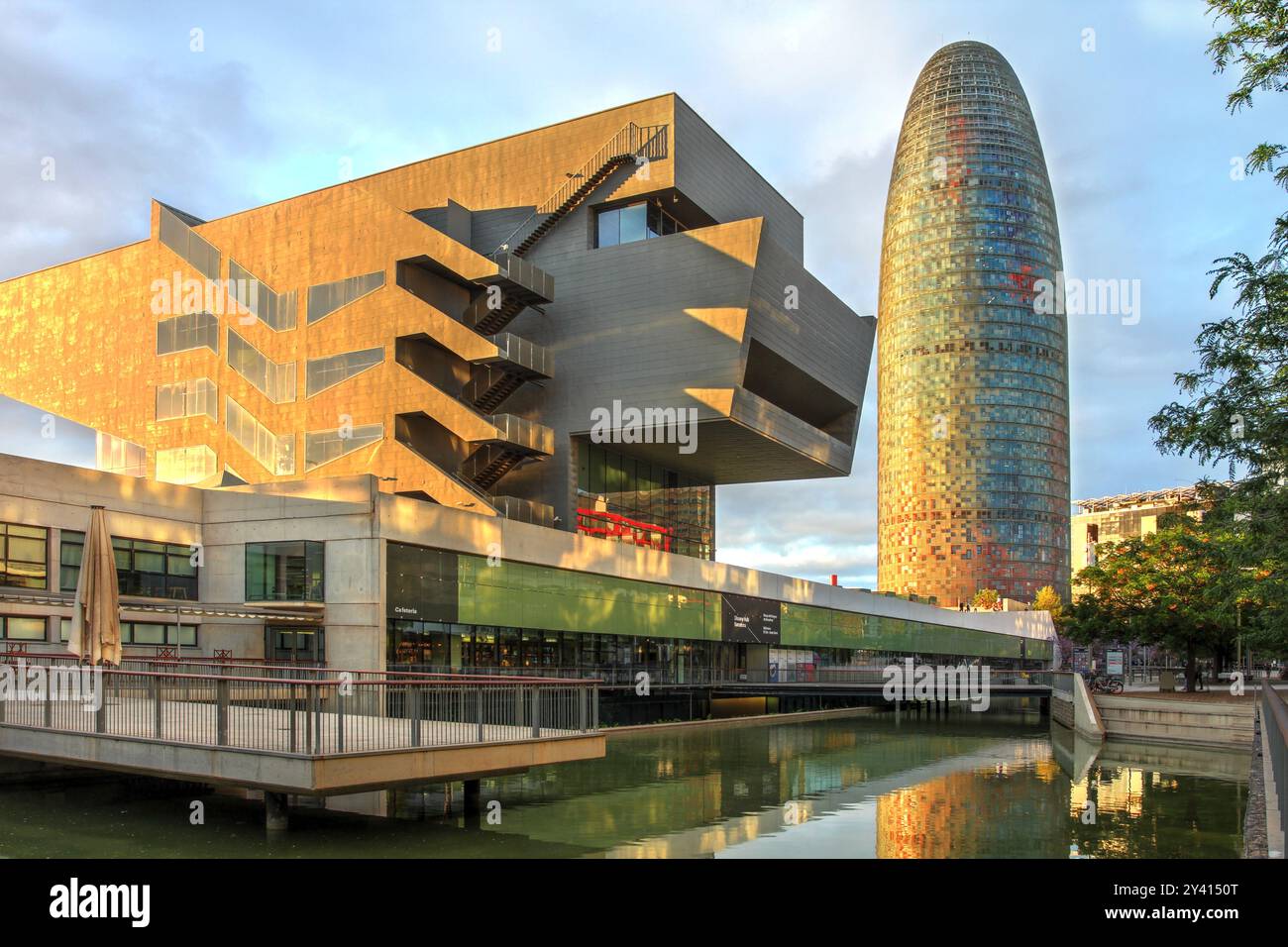 Lumière dorée sur la Tour Glories (Torre Glòries, anciennement connue sous le nom de Torre Agbar) et Musée du Design de Barcelone (Museu del Disseny de Barcelona), Espagne. Banque D'Images