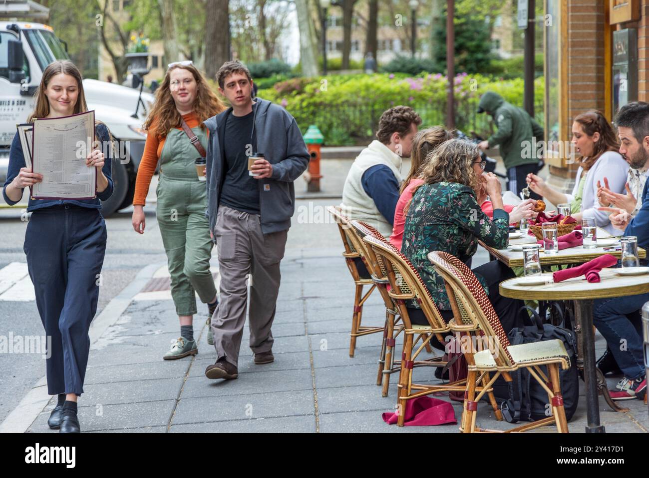 Accueillez les invités dans le café-restaurant extérieur à Rittenhouse Square Neigborhood, Parc Restaurant, Philadelphie, Pennsylvanie, États-Unis Banque D'Images