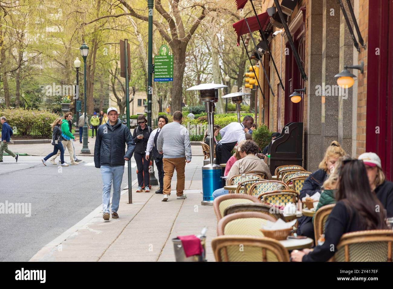 Dîner en plein air à Rittenhouse Square Neigborhood, Philadelphie, Pennsylvanie, États-Unis Banque D'Images