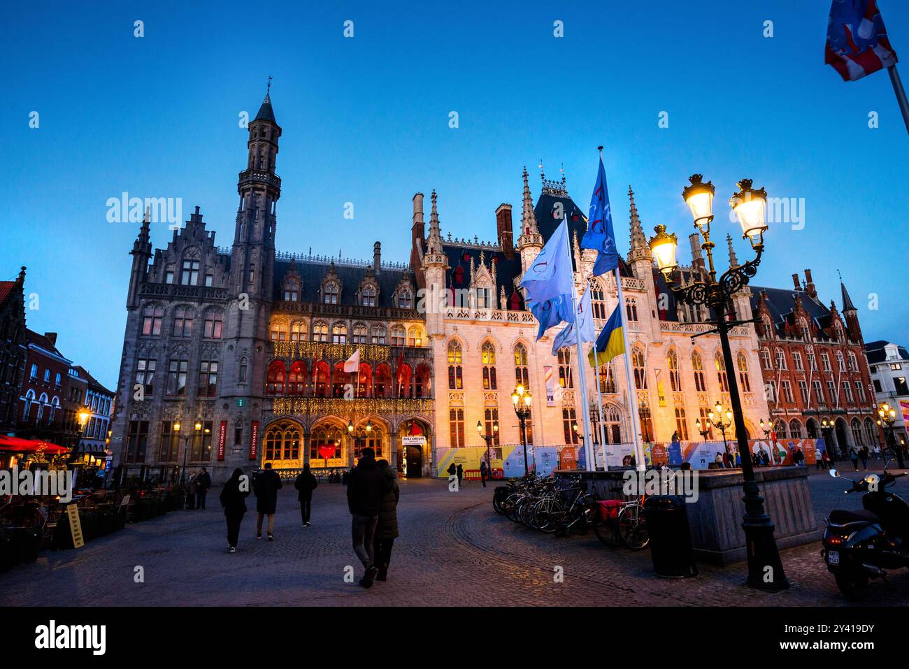 Romantique Bruges, Belgique et néo-gothique Provinciaal Hof sur la place Markt. Banque D'Images