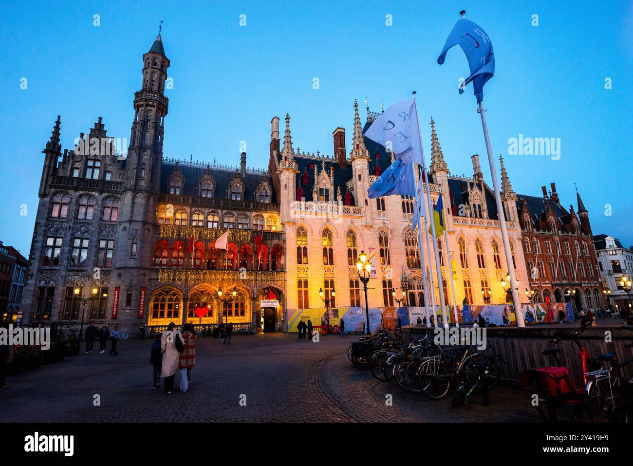 Romantique Bruges, Belgique et néo-gothique Provinciaal Hof sur la place Markt. Banque D'Images