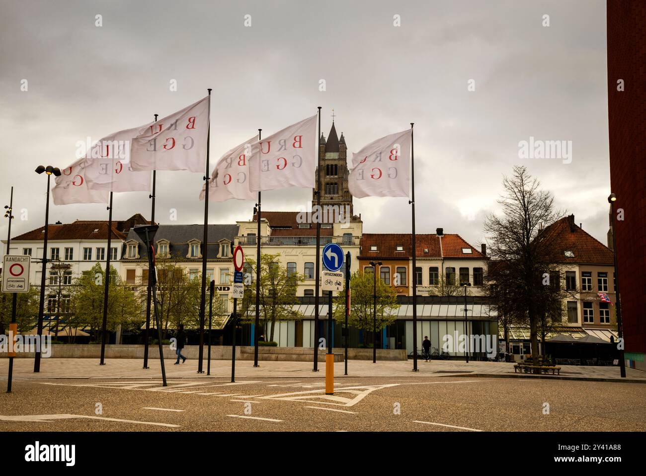 Entrée dans la ville médiévale de Bruges, Belgique avec la tour de la cathédrale du Sauveur et donne Donat à l'horizon. Banque D'Images