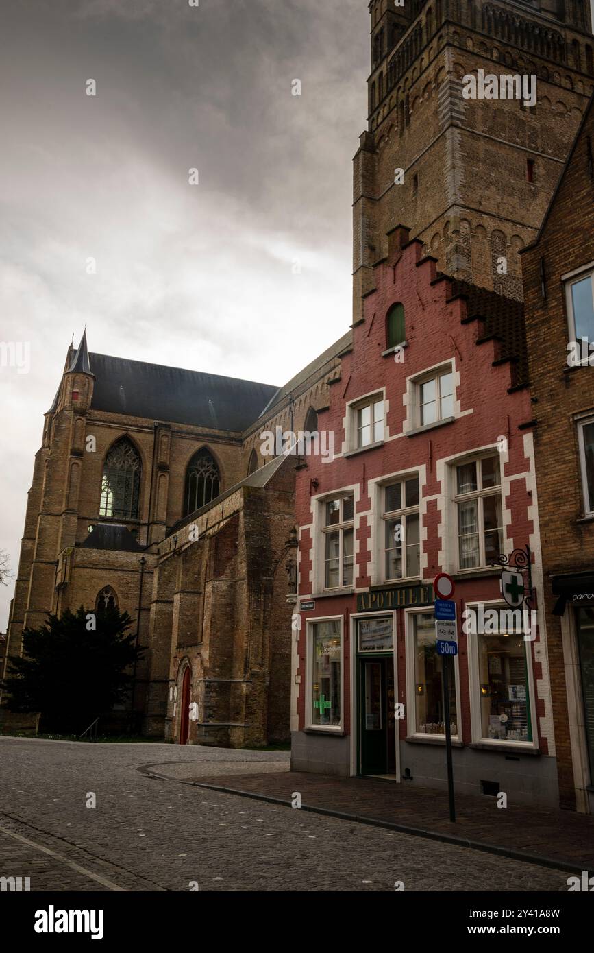 Base de tour romane de la cathédrale de nouveau Salvator à Bruges, Belgique. Banque D'Images