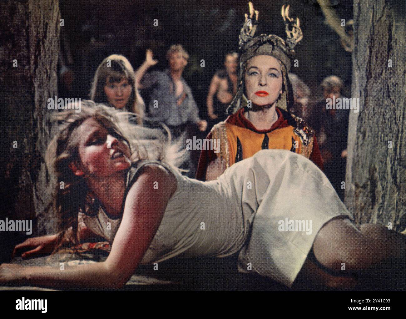 Ingrid Boulting, Kay Walsh, sur le plateau du film, 'The Witches', titre américain : 'The Devil's Own', 20th Century-Fox, 1966 Banque D'Images