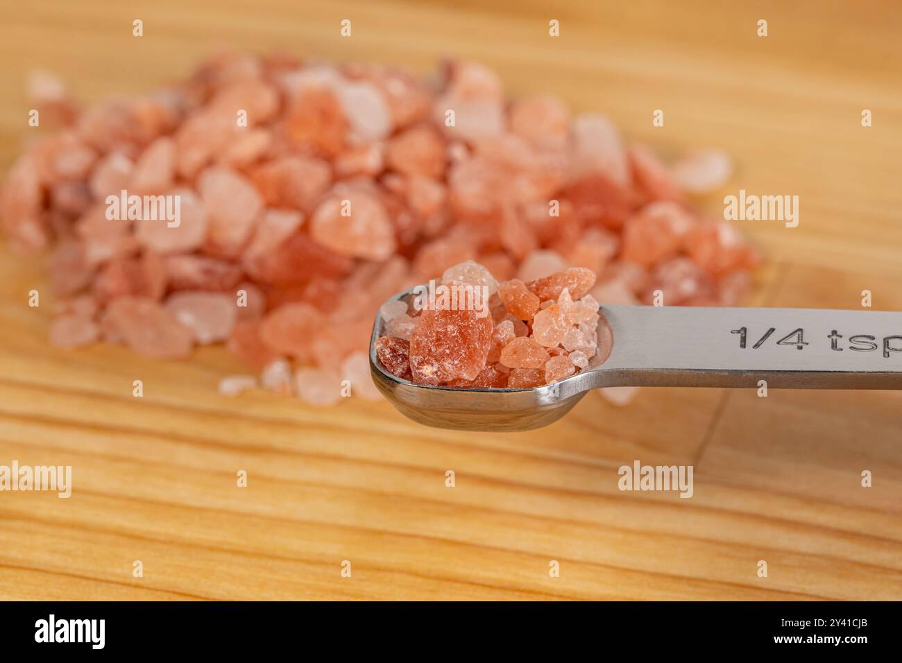 Cuillerée de sel de mer rose. Régime alimentaire sain, assaisonnement naturel et concept d'hypertension artérielle. Banque D'Images