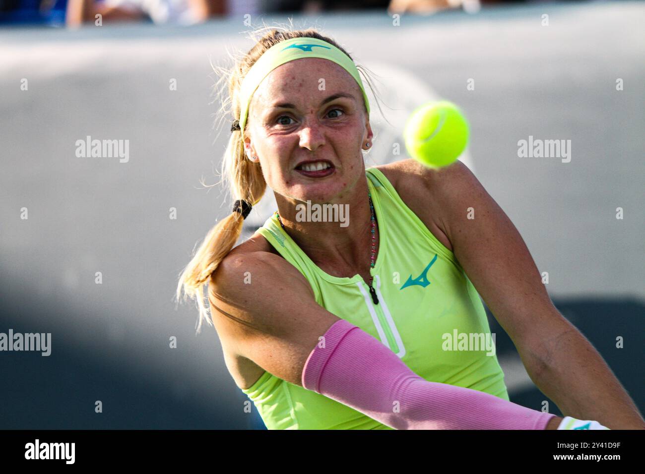 Monastir, Tunisie. 15 septembre 2024. Rebecca Sramkova, de Slovaquie, joue contre Sonay Kartal, du Royaume-Uni, lors de la finale du tournoi de tennis Jasmin Open. Le tournoi de tennis professionnel féminin a lieu au Magic Hotel Skanes du 9 au 15 septembre 2024 à Monastir, Tunisie crédit : IMAGESLIVE/Alamy Live News Banque D'Images