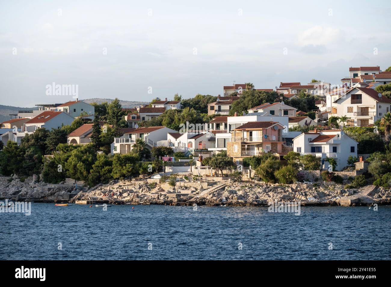 Rogoznica, Croatie-juin 27h, 2024 : petites et denses maisons d'appartements construites dans le petit village de Razanj, Croatie, à côté de la mer Banque D'Images