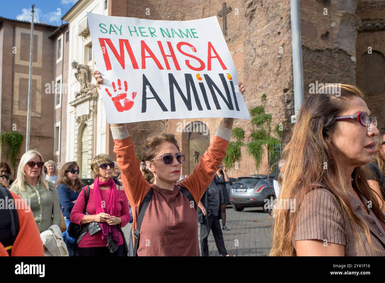 Rome, Italie. 14 septembre 2024. Un manifestant brandit l'affiche avec le slogan "dites son nom Mahsa Amini" lors de la manifestation de certains membres de la communauté iranienne contre le gouvernement iranien en mémoire de la mort de Mahsa Amini en soutien au mouvement pour la liberté de vie des femmes organisé par des étudiants iraniens à Rome. Mahsa Amini, arrêtée à Téhéran le 13 septembre 2022 par la police religieuse pour non-respect de la loi sur le port obligatoire du voile. Elle meurt dans des circonstances suspectes après trois jours dans le coma le 16 septembre 2022 à l'âge de 22 ans. Sa mort est devenue un symbole Banque D'Images