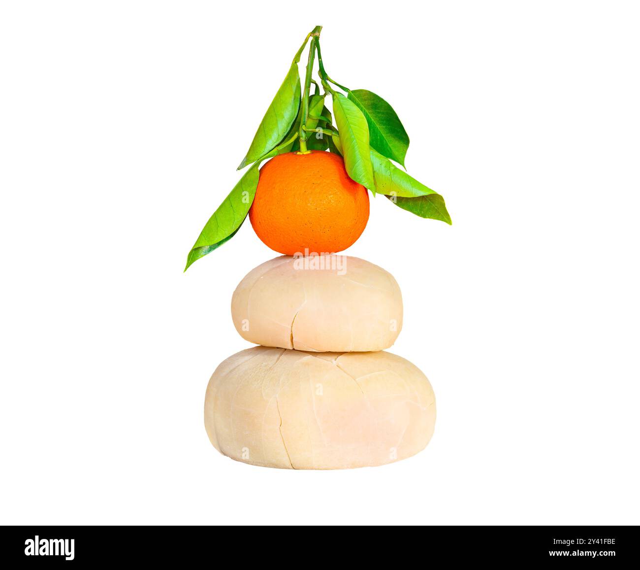 Décoration japonaise traditionnelle isolée du nouvel an Kagami Mochi sur fond blanc avec deux gâteaux de riz empilés surmontés d'un Daidai wi orange amère Banque D'Images