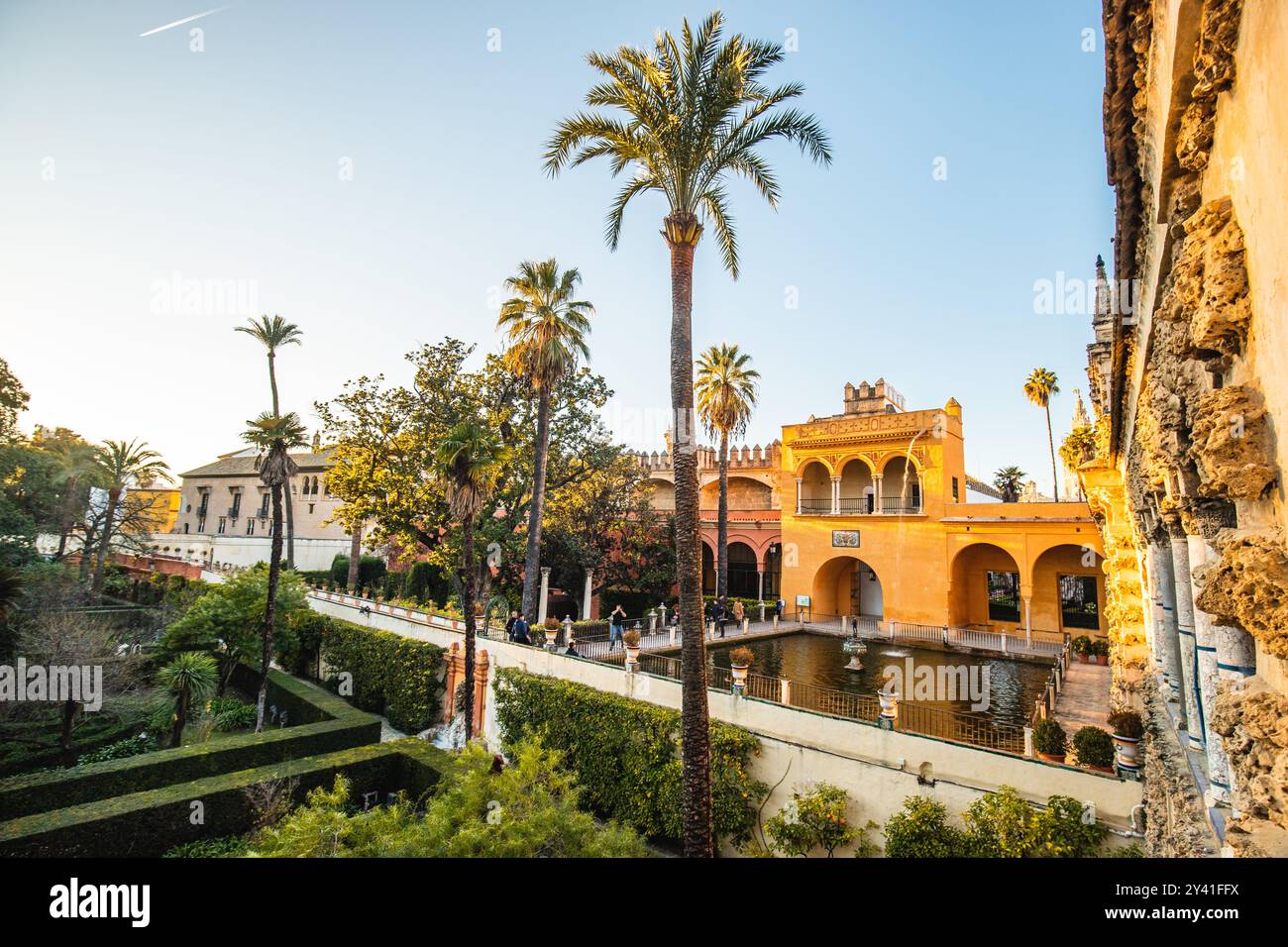 Real Alcázar de Séville, palais royal avec jardins, fontaines, arches ornées et tuiles, Espagne Banque D'Images