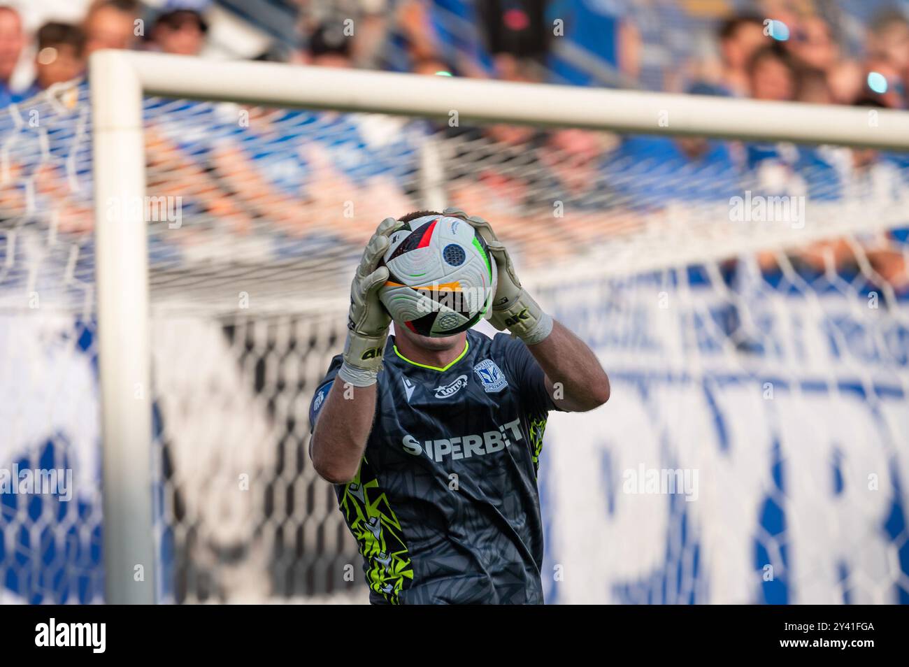 LUBIN, POLOGNE - 17 AOÛT 2024 : match de football polonais PKO Ekstraklasa entre KGHM Zaglebie Lubin vs Lech Poznan. Gardien de but avec le ballon. Banque D'Images