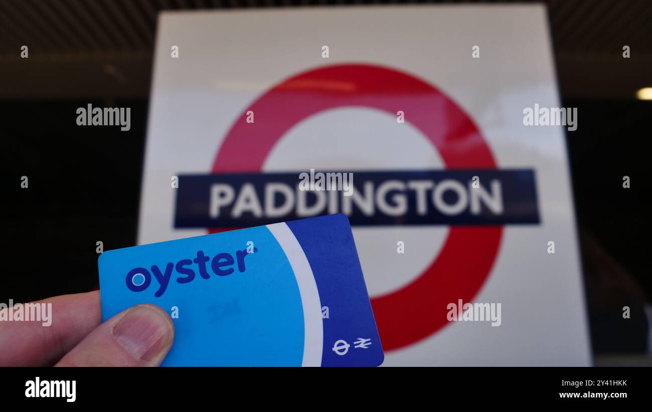 A transport for London Oystercard sur fond du métro londonien Banque D'Images