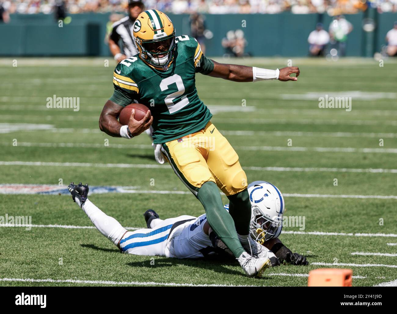 Green Bay, États-Unis. 15 septembre 2024. Sécurité des Colts d'Indianapolis Nick Cross (arrière) tente d'affronter le quarterback des Green Bay Packers, Malik Willis, dans la première moitié du match de la NFL entre les Colts d'Indianapolis et les Green Bay Packers au lambeau Field à Green Bay, WISCONSIN, LE dimanche 15 septembre 2024. Photo de Tannen Maury/UPI. Crédit : UPI/Alamy Live News Banque D'Images