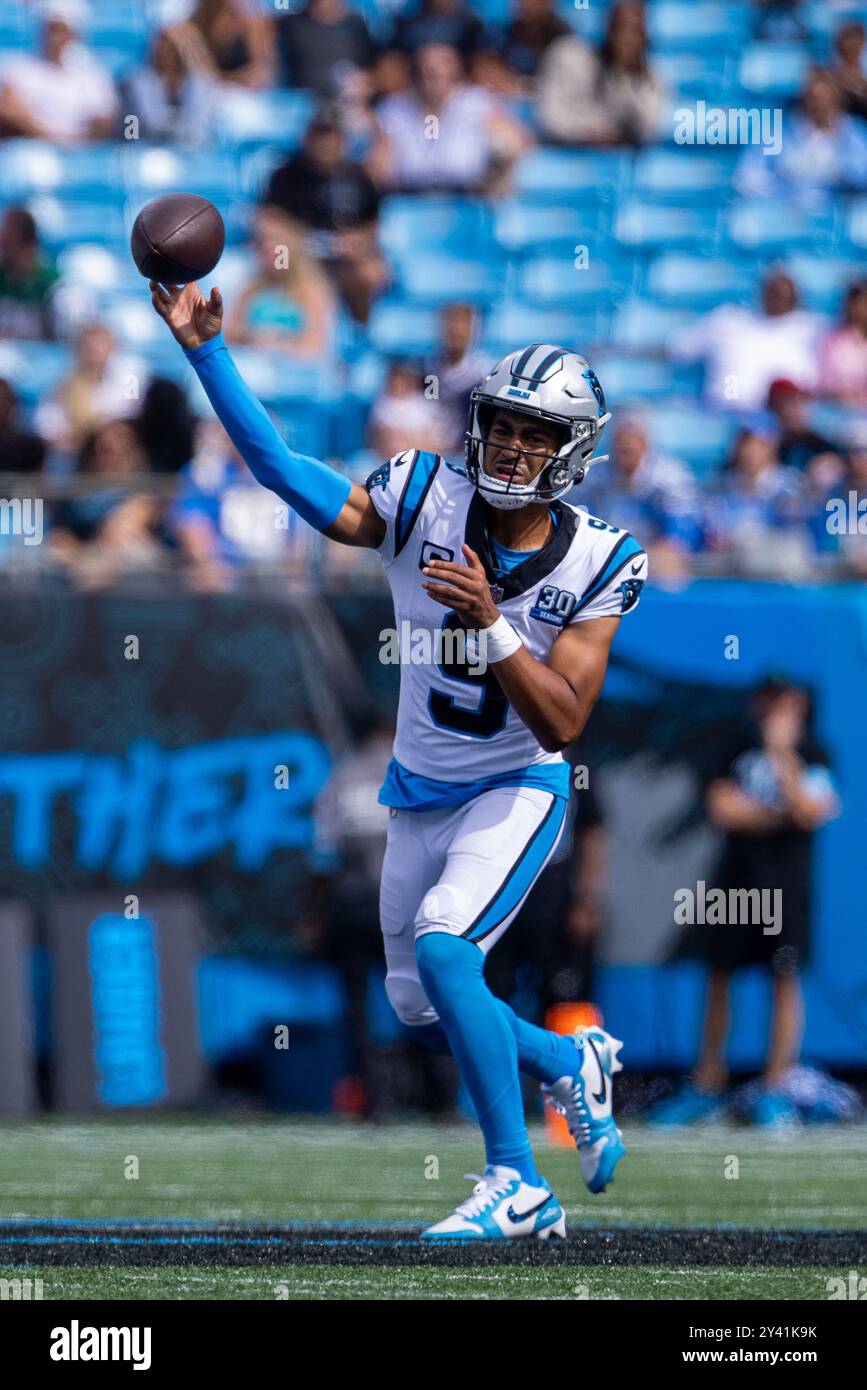 Charlotte, Caroline du Nord, États-Unis. 15 septembre 2024. Le quarterback des Carolina Panthers, Bryce Young (9), affronte les Chargers de Los Angeles lors de la deuxième mi-temps du match NFL à Charlotte, Caroline du Nord. (Scott Kinser/Cal Sport Media). Crédit : csm/Alamy Live News Banque D'Images