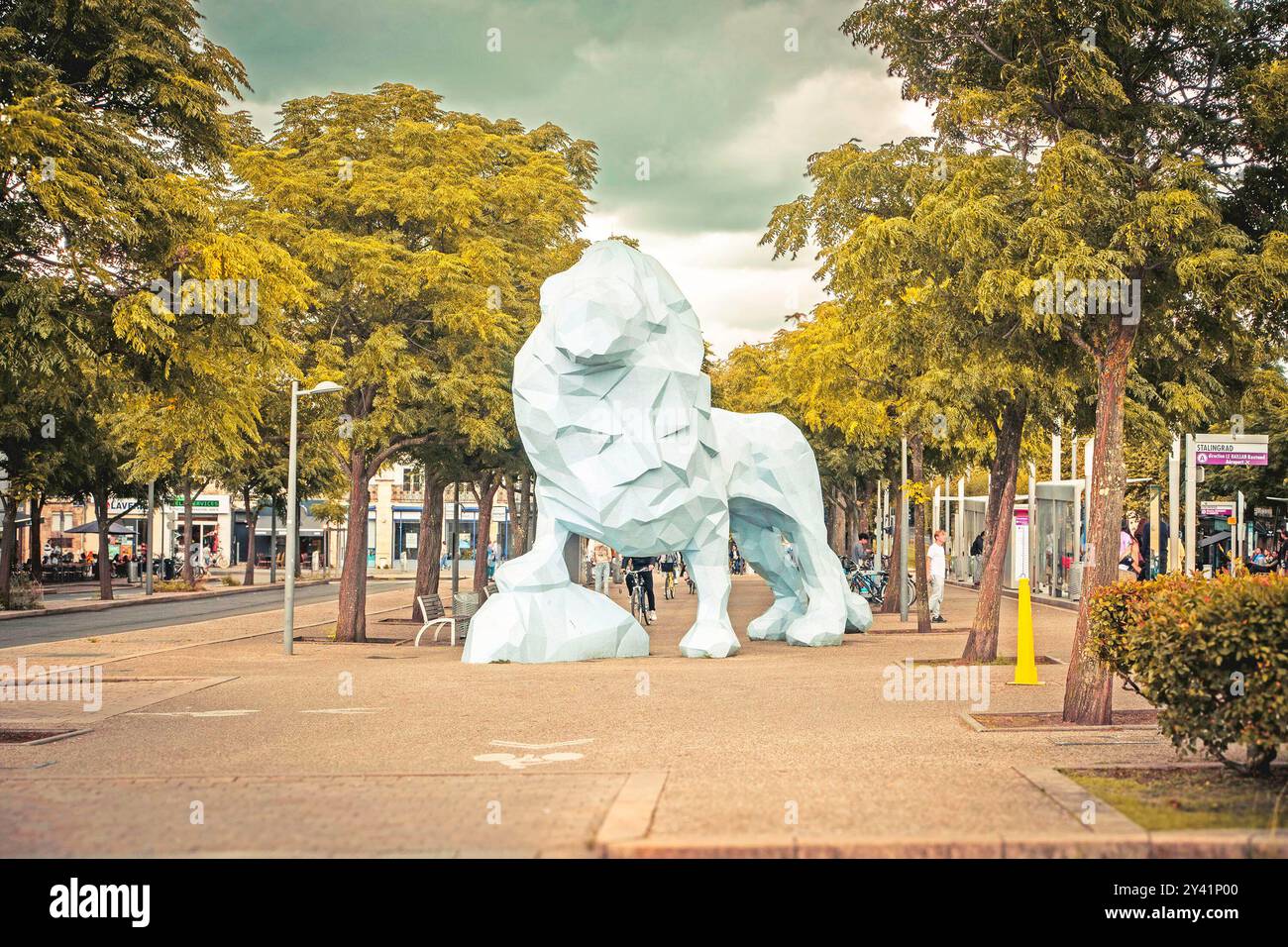 Le Lion Bleu de la place Stalingrad à bordeaux, France. Designer Xavier Veilhan, moulé en résine. Banque D'Images