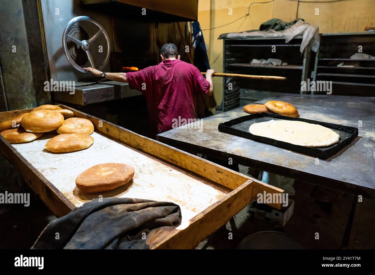 Homme cuisinant du pain dans la boulangerie traditionnelle Risani Maroc Banque D'Images
