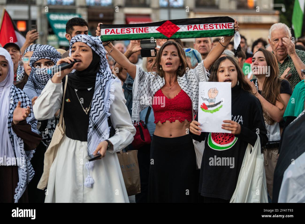 Madrid, Espagne. 15 septembre 2024. Des gens crient pendant une manifestation en faveur du peuple palestinien. Les gens se sont rassemblés à Puerta del sol et ont effectué un couchage pour simuler les morts palestiniennes et pour exiger la fin des attaques israéliennes contre la bande de Gaza. Crédit : Marcos del Mazo/Alamy Live News Banque D'Images