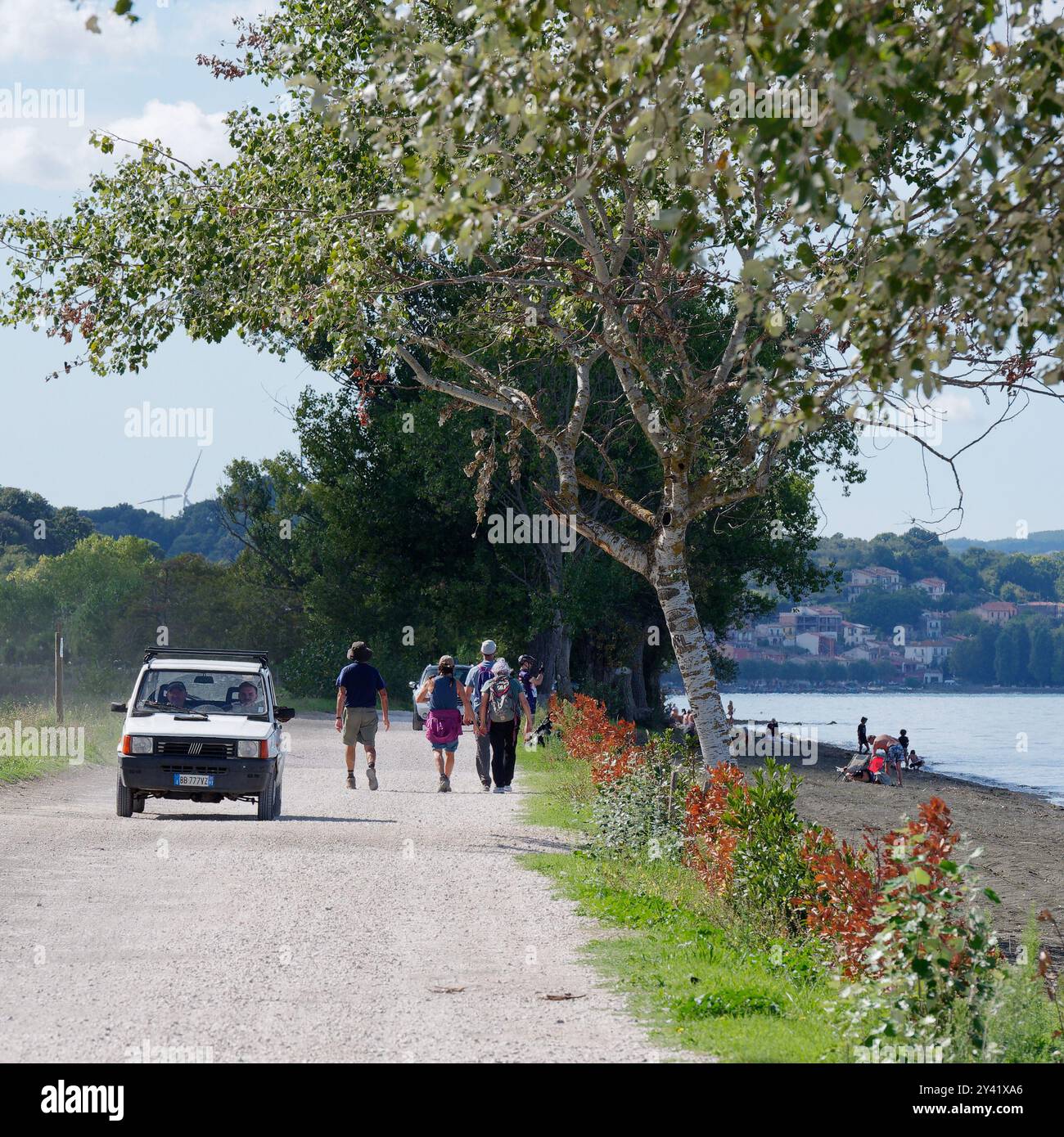 Marcher le long d'un chemin de terre sur la rive du lac Bolsena avec une plage volcanique près de Marta. Province de Viterbe, région du Latium, Italie. 15 septembre 2024. Banque D'Images