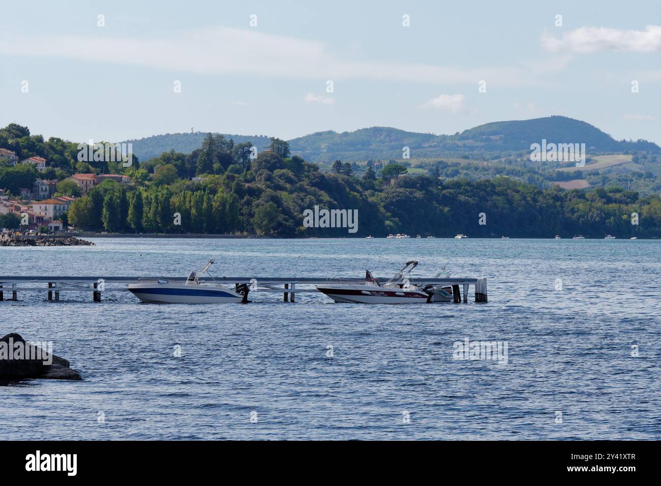 Bateaux sur une jetée à Marta sur le lac Bolsena . Province de Viterbe, région du Latium, Italie. 15 septembre 2024. Banque D'Images