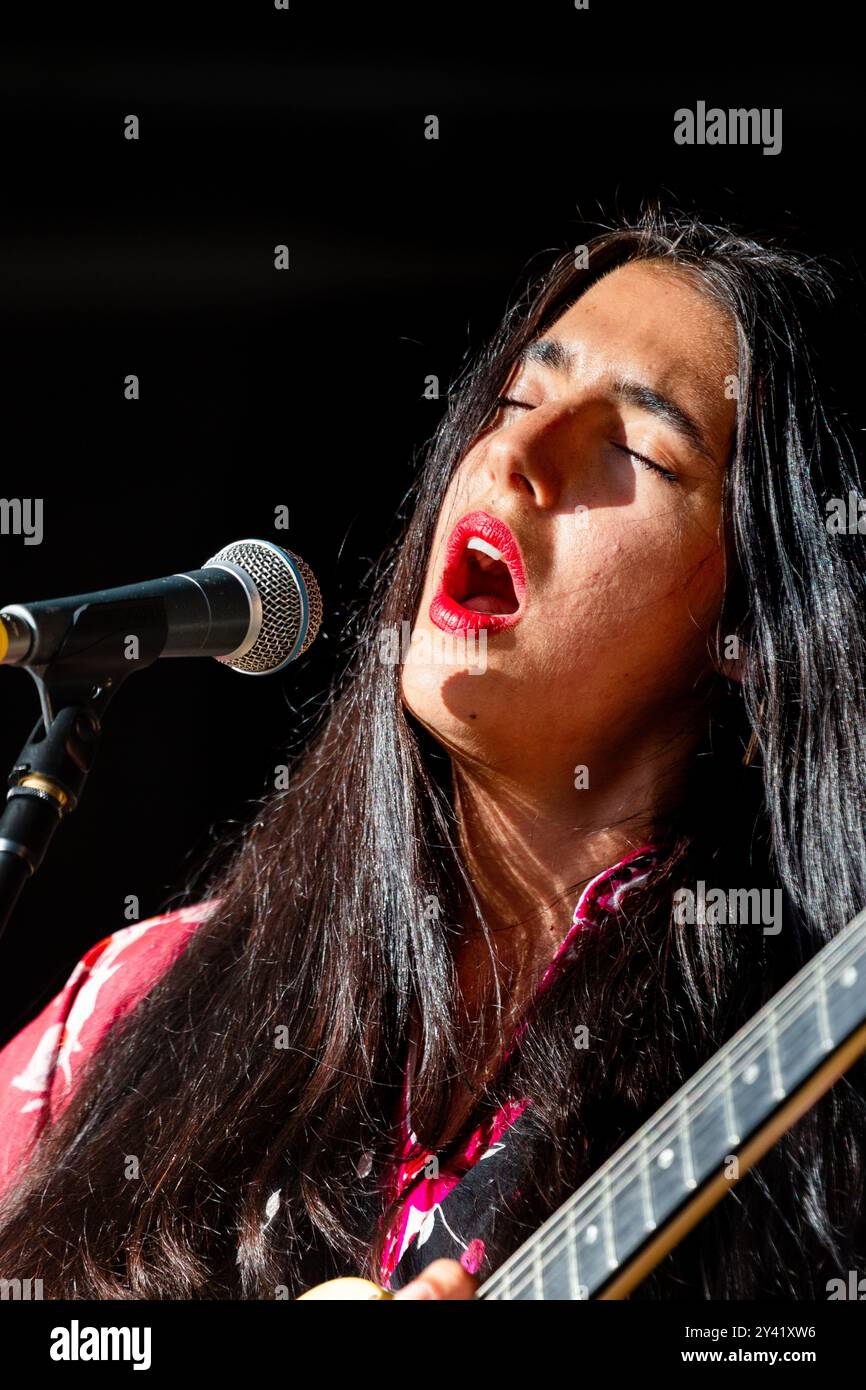 MARIAM WALLENTIN, CONCERT, GREEN MAN FESTIVAL 2014 : L'actrice et artiste suédoise Mariam Wallentin joue en live sur la Walled Garden Stage dans le rôle de MARIAM THE BELIEVER au Green Man Festival 2014 à Glanusk Park, Brecon, pays de Galles, août 2014. Photo : Rob Watkins. INFO : Mariam Wallentin est une chanteuse, compositrice et musicienne suédoise connue pour son approche expérimentale de la musique. Faisant partie du duo Wildbirds & Peacedrums, sa voix puissante et émouvante se marie avec des éléments avant-gardistes, repoussant les limites du jazz, de la pop et de la musique indie. Banque D'Images