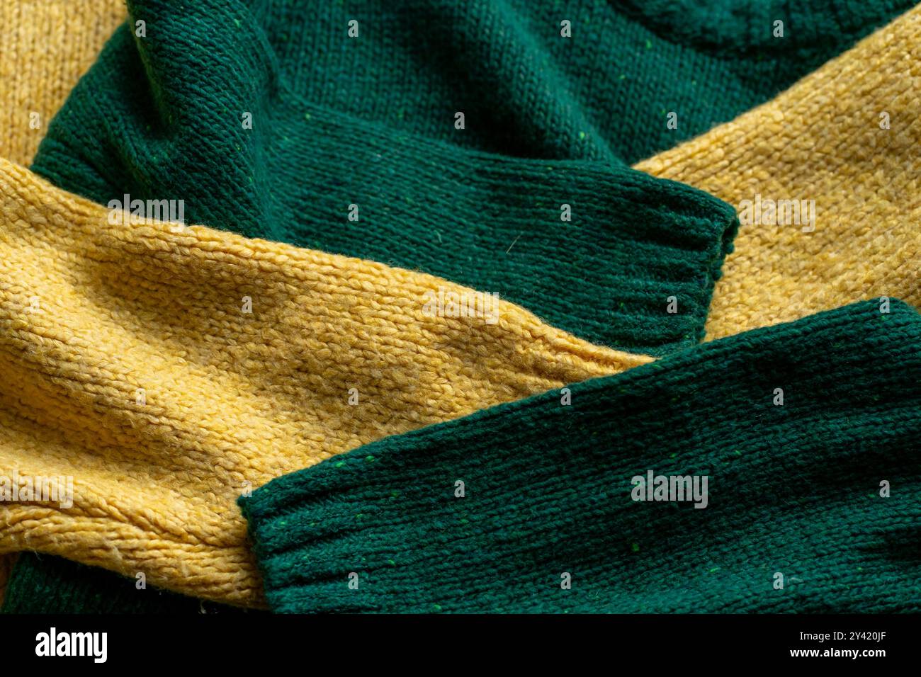 Deux pulls en laine tricotés à la main. Textures d'arrière-plan Banque D'Images