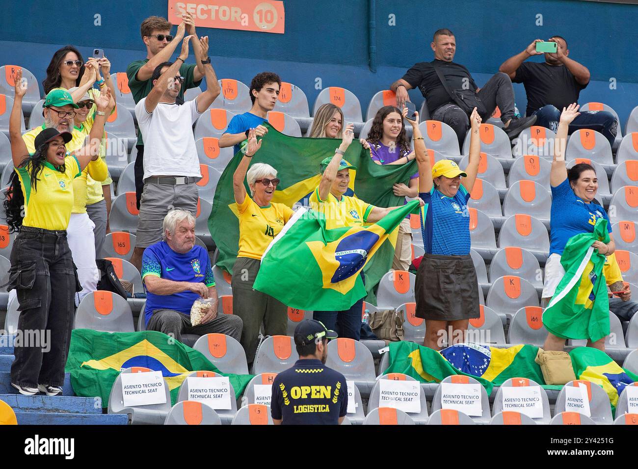 Medelin, Colombie. 15 septembre 2024. Les supporters brésiliens, lors de la manche des 16 matchs de la Coupe du monde féminine U-20 de la FIFA, Colombie 2024 opposant le Brésil et la Corée du Nord, au stade Atanasio Girardot, à Medelin, le 15 septembre 2024. Photo : Jose Pino/DiaEsportivo/Alamy Live News crédit : DiaEsportivo/Alamy Live News Banque D'Images