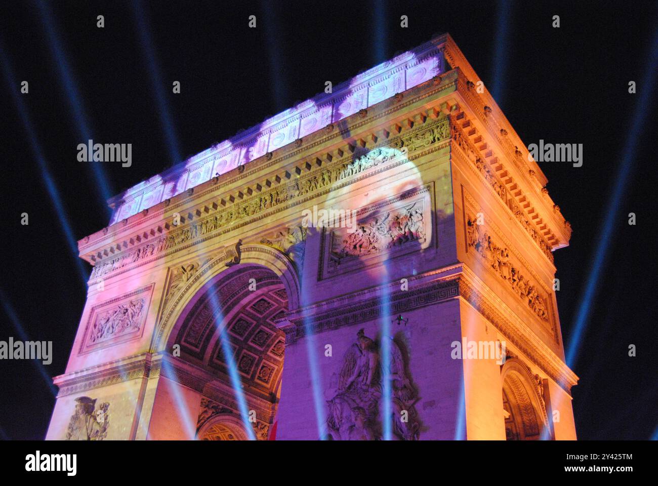 Paris, France - 14 septembre 2024 : Lady Gaga de la cérémonie d'ouverture olympique sur l'Arc de Triomphe lors de la Parade des Champions de Paris 2024. Banque D'Images