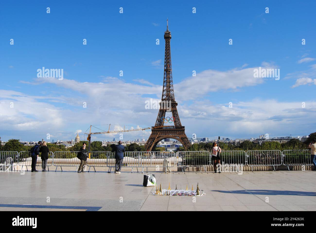 Paris, France - 12 septembre 2024 : la célèbre Tour Eiffel avec les anneaux olympiques après les Jeux Olympiques de Paris 2024. Banque D'Images