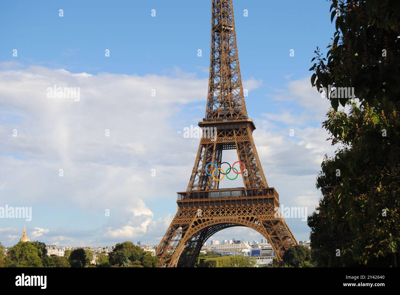 Paris, France - 12 septembre 2024 : la célèbre Tour Eiffel avec les anneaux olympiques après les Jeux Olympiques de Paris 2024. Banque D'Images