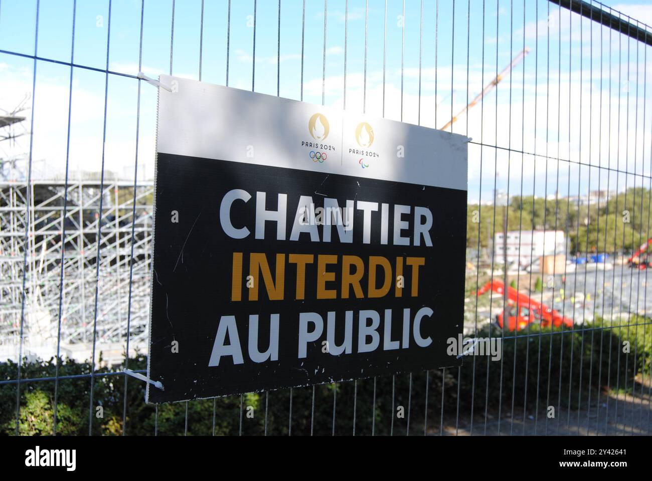 Paris, France - 12 septembre 2024 : la célèbre Tour Eiffel avec les anneaux olympiques après les Jeux Olympiques de Paris 2024. Banque D'Images