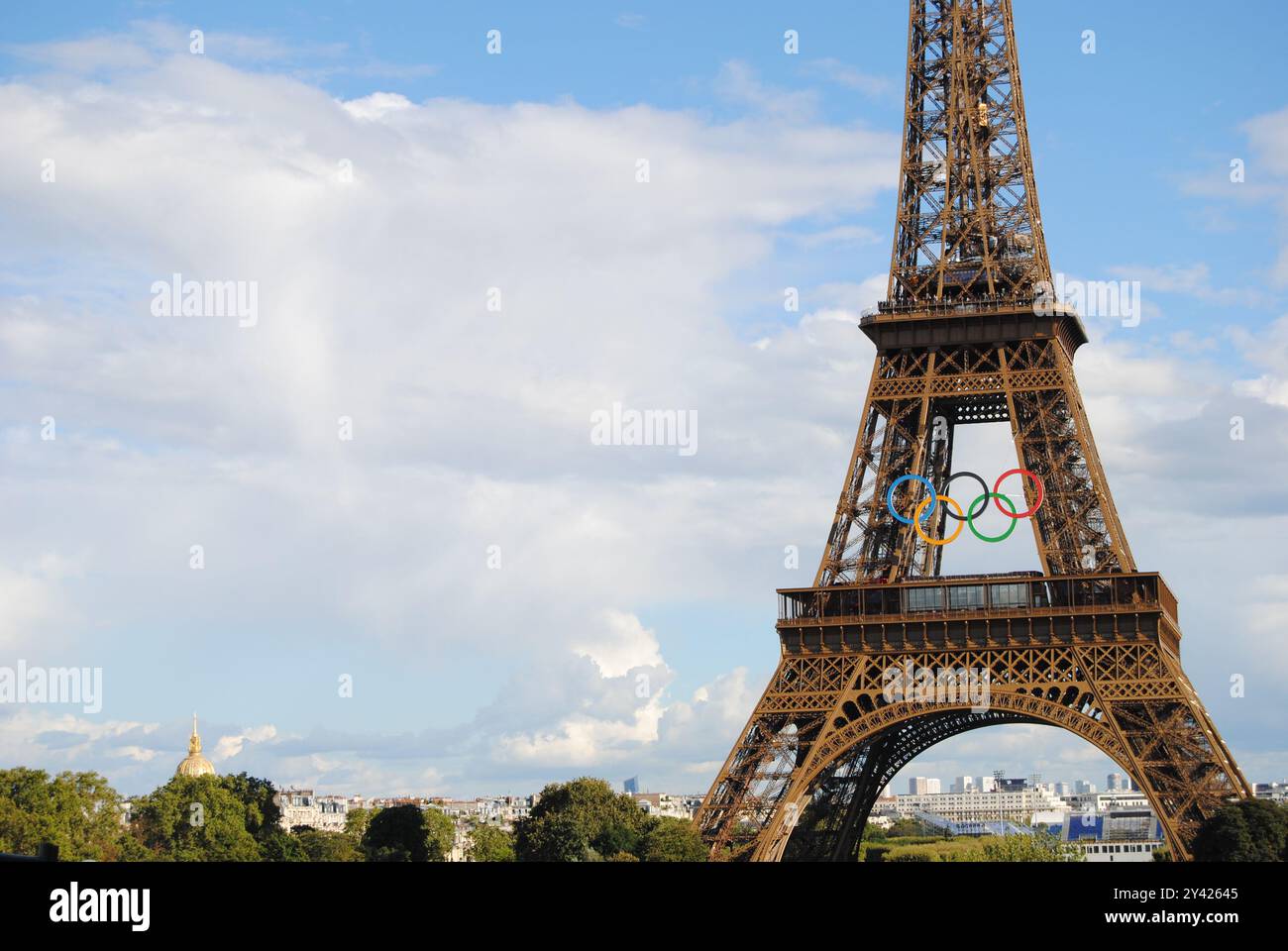 Paris, France - 12 septembre 2024 : la célèbre Tour Eiffel avec les anneaux olympiques après les Jeux Olympiques de Paris 2024. Banque D'Images
