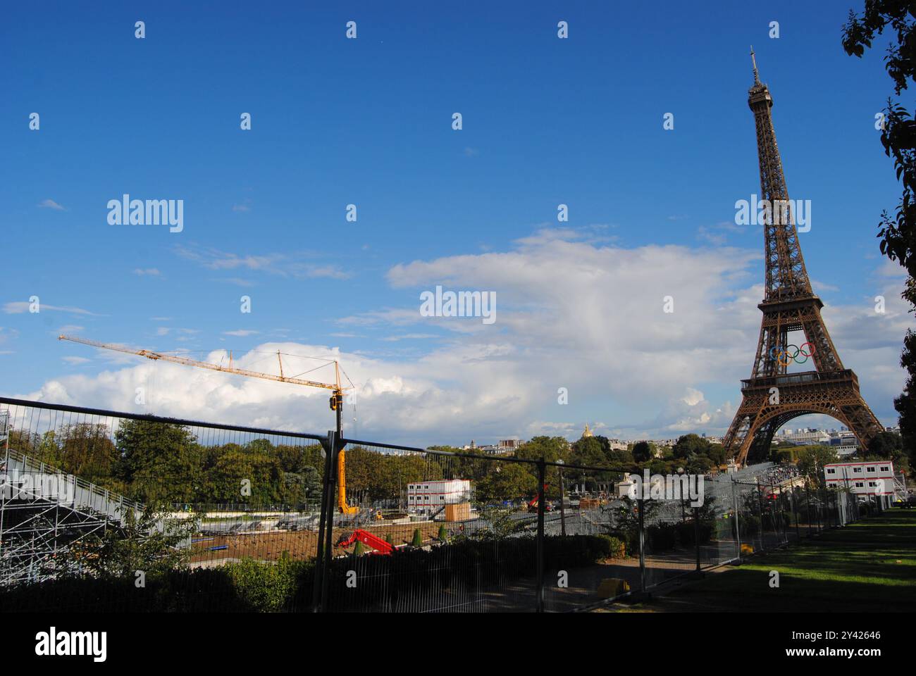 Paris, France - 12 septembre 2024 : la célèbre Tour Eiffel avec les anneaux olympiques après les Jeux Olympiques de Paris 2024. Banque D'Images