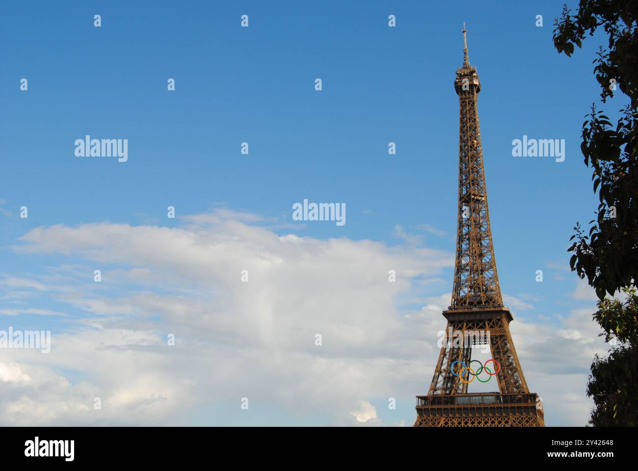 Paris, France - 12 septembre 2024 : la célèbre Tour Eiffel avec les anneaux olympiques après les Jeux Olympiques de Paris 2024. Banque D'Images